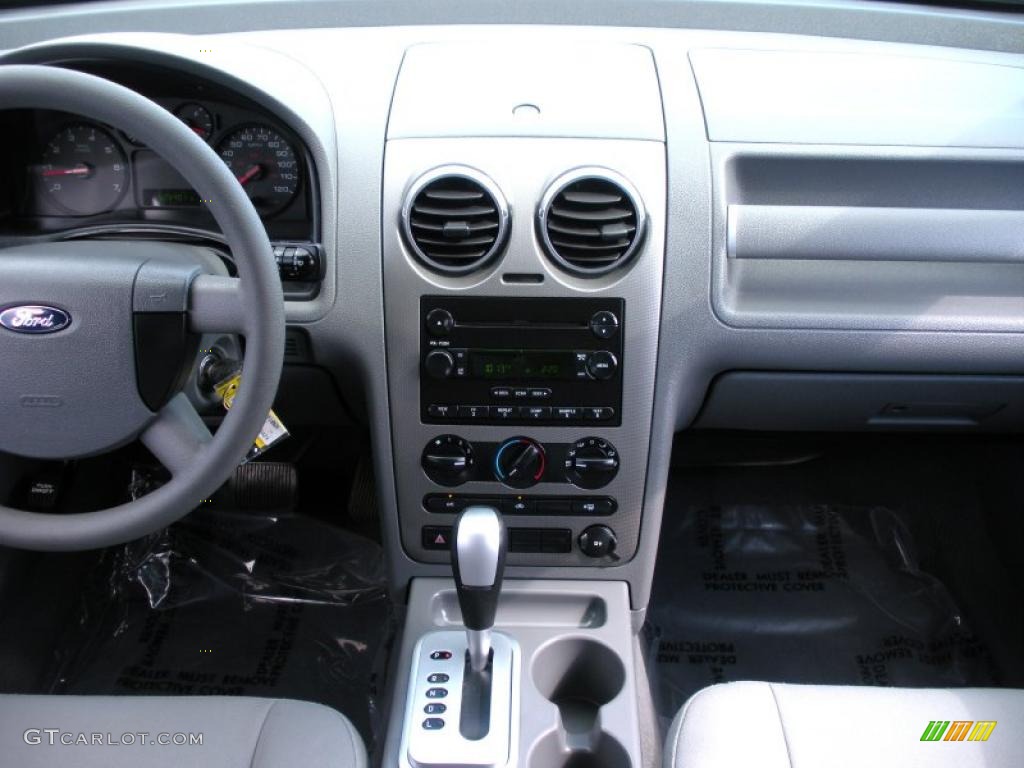 2005 Ford Freestyle SE Shale Dashboard Photo #38938342
