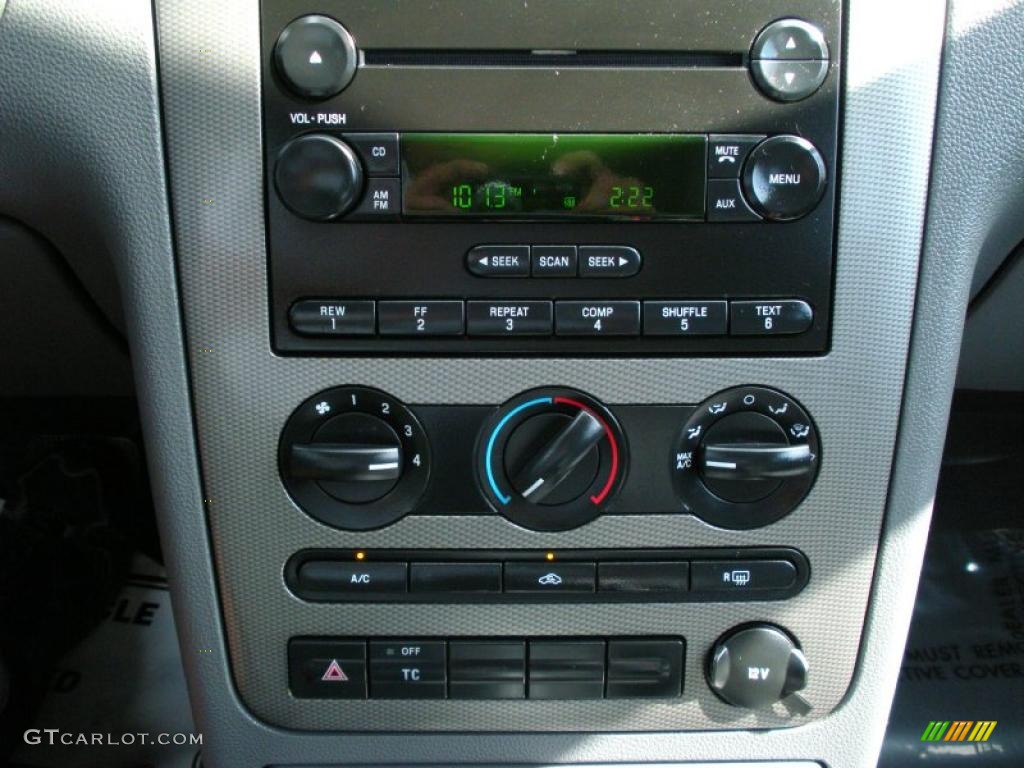 2005 Ford Freestyle SE Controls Photo #38938410