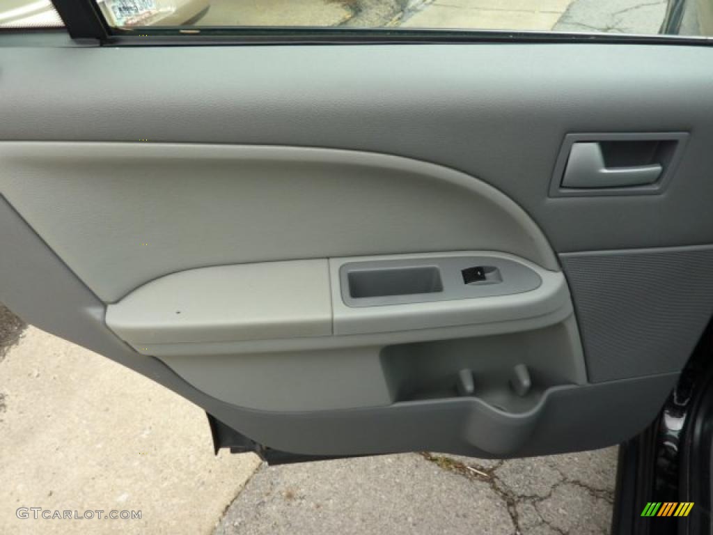 2006 Ford Freestyle SEL AWD Shale Grey Door Panel Photo #38946670