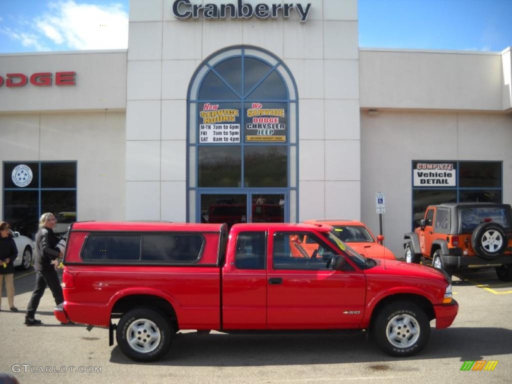 2001 S10 LS Extended Cab 4x4 - Victory Red / Graphite photo #1