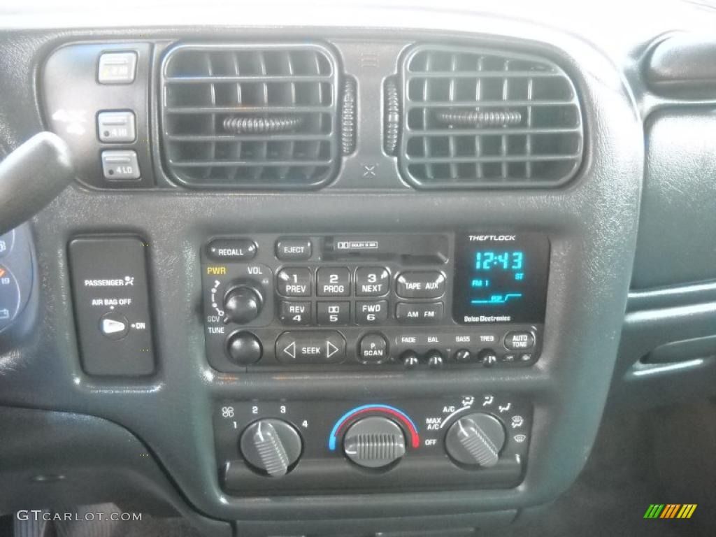 2001 Chevrolet S10 LS Extended Cab 4x4 Controls Photo #38947798
