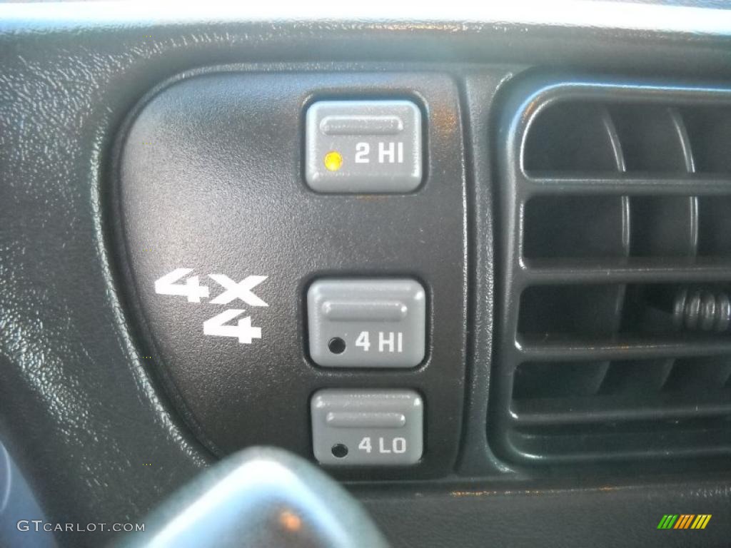 2001 Chevrolet S10 LS Extended Cab 4x4 Controls Photo #38947822