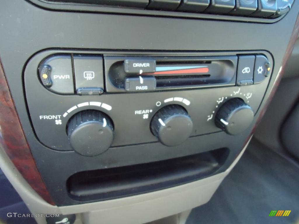 2002 Chrysler Town & Country LX Controls Photo #38952906