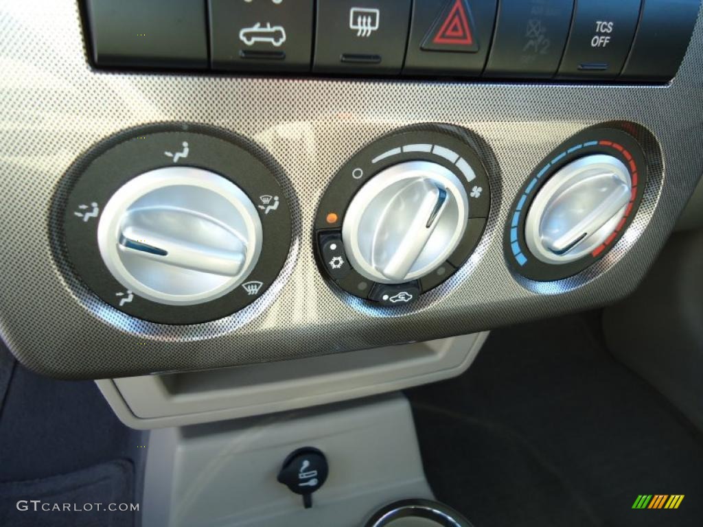 2006 Chrysler PT Cruiser GT Convertible Controls Photo #38955686