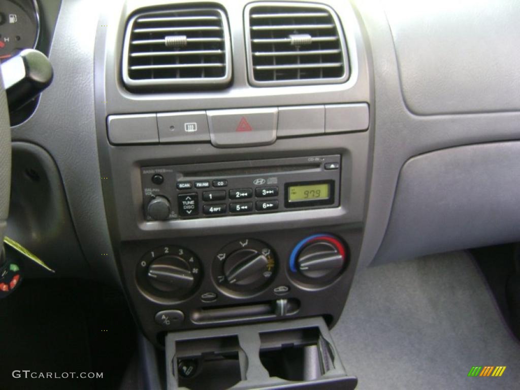 2002 Hyundai Accent GL Sedan Controls Photo #38961730