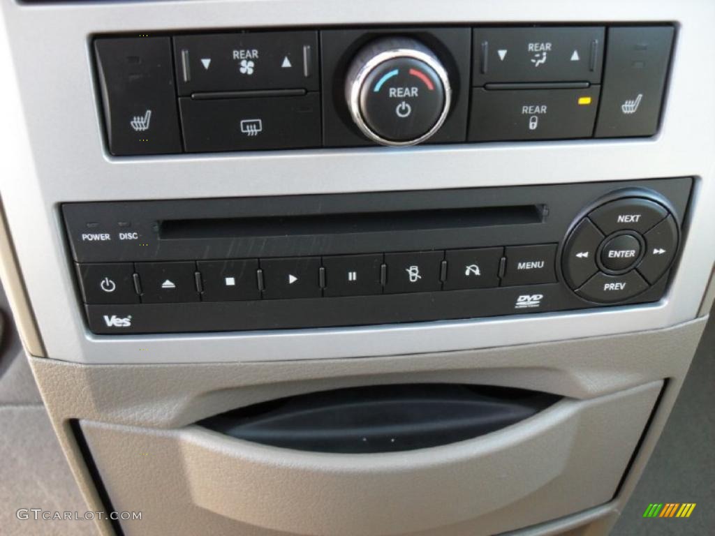 2010 Chrysler Town & Country Limited Controls Photo #38971224