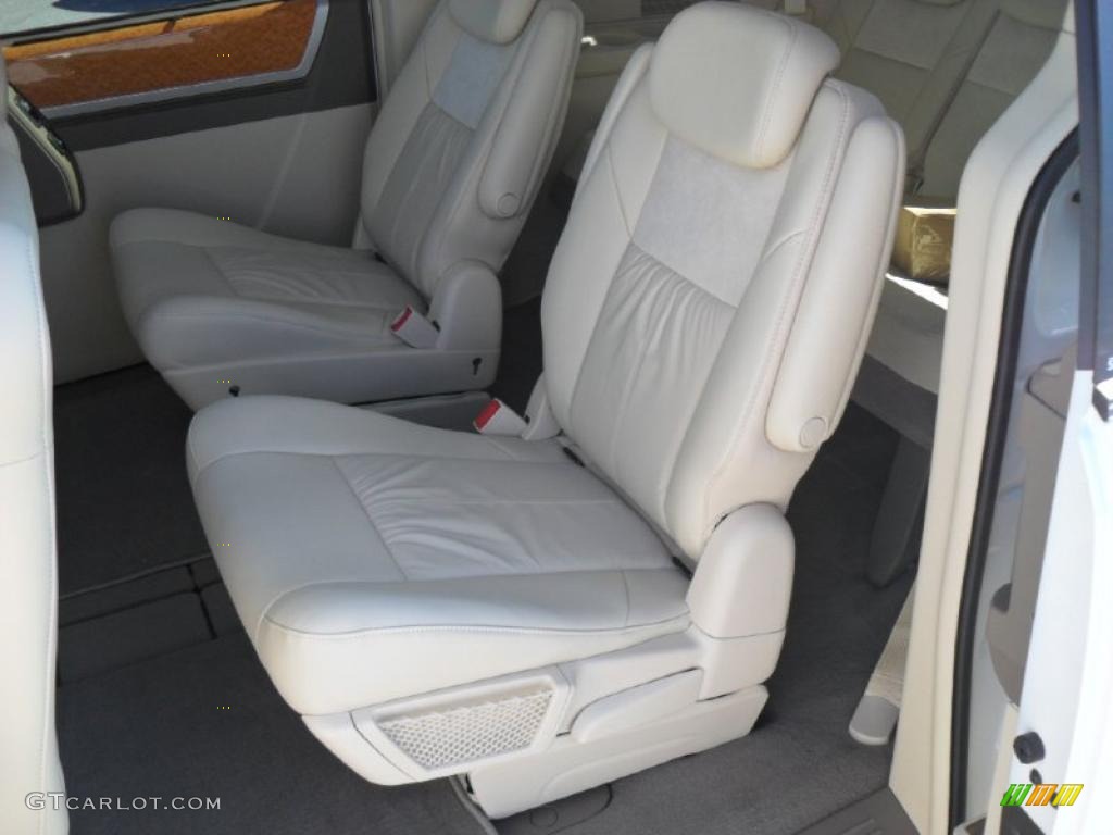 Medium Pebble Beige/Cream Interior 2010 Chrysler Town & Country Limited Photo #38971292