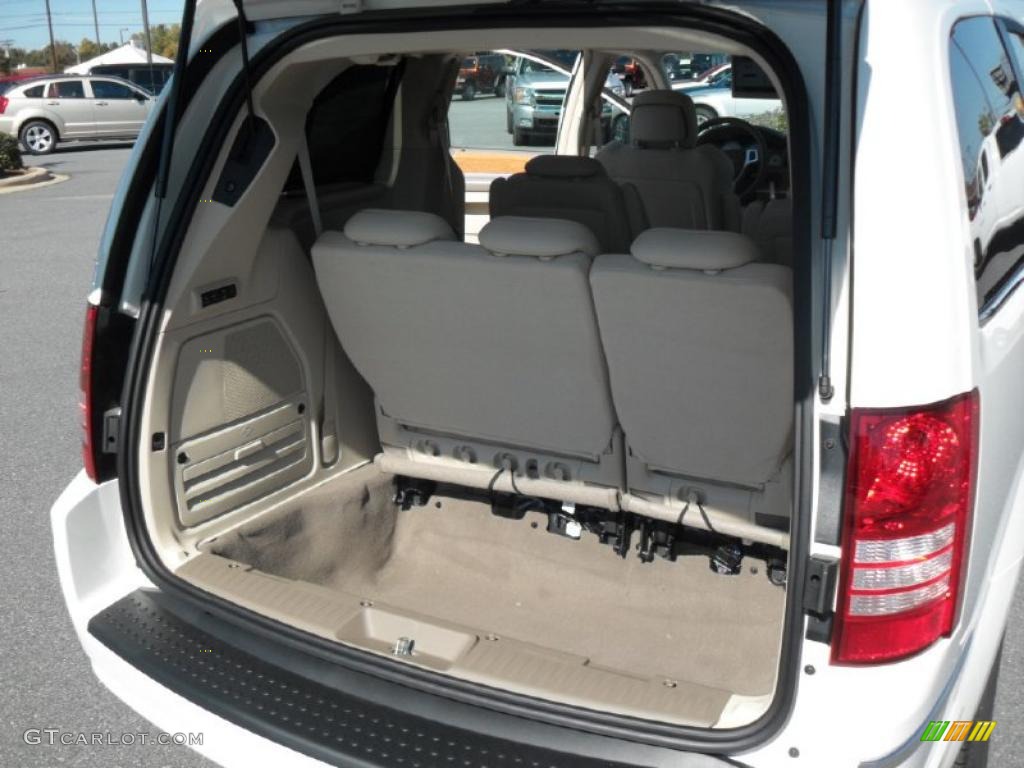 2010 Chrysler Town & Country Limited Trunk Photo #38971328
