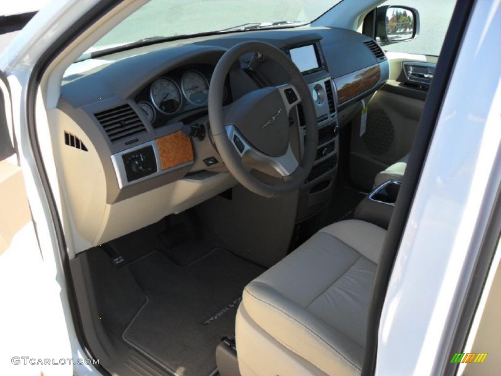 2010 Chrysler Town & Country Limited Medium Pebble Beige/Cream Dashboard Photo #38971480