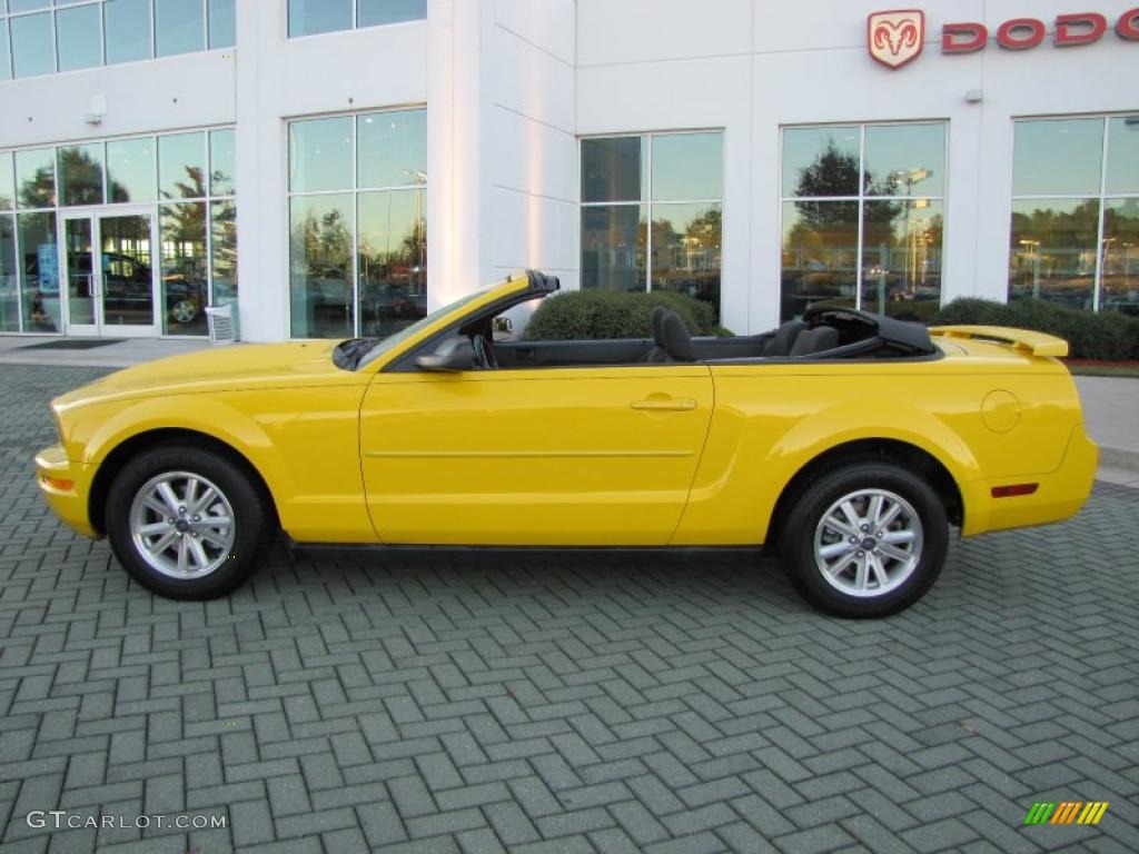 2006 Mustang V6 Deluxe Convertible - Screaming Yellow / Dark Charcoal photo #2