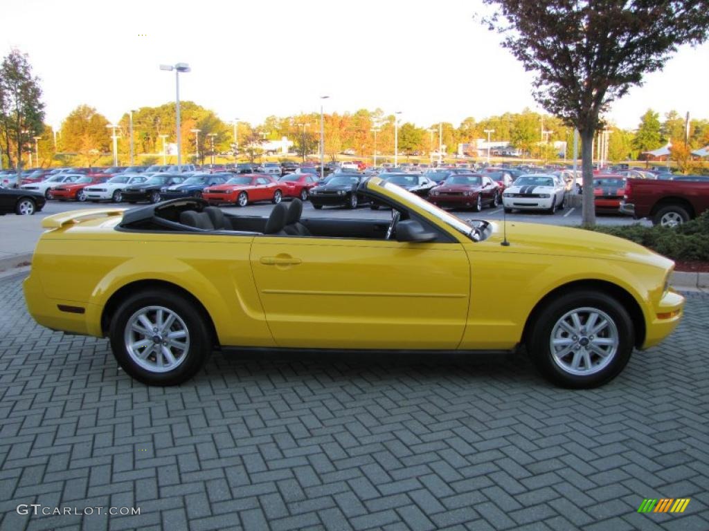 2006 Mustang V6 Deluxe Convertible - Screaming Yellow / Dark Charcoal photo #6