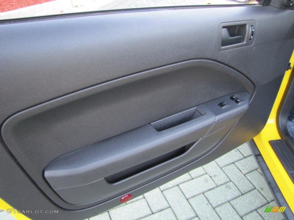 2006 Ford Mustang V6 Deluxe Convertible Dark Charcoal Door Panel Photo #38972944