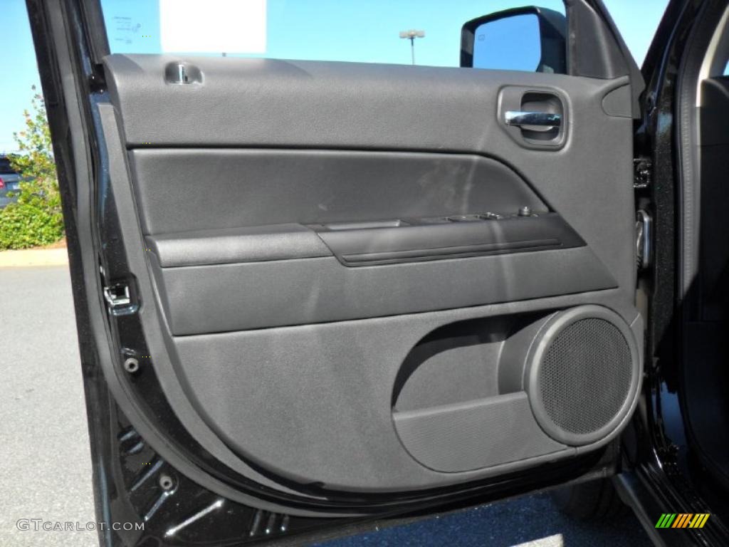 2011 Jeep Patriot Latitude Dark Slate Gray Door Panel Photo #38972972