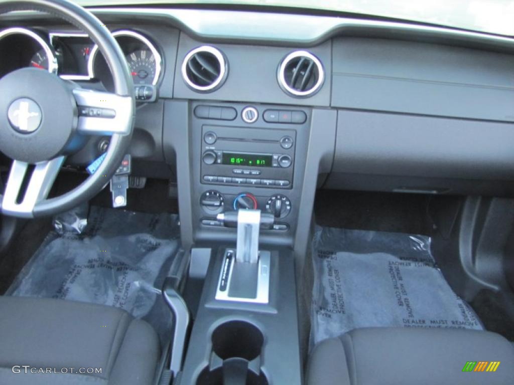 2006 Ford Mustang V6 Deluxe Convertible Dark Charcoal Dashboard Photo #38973040