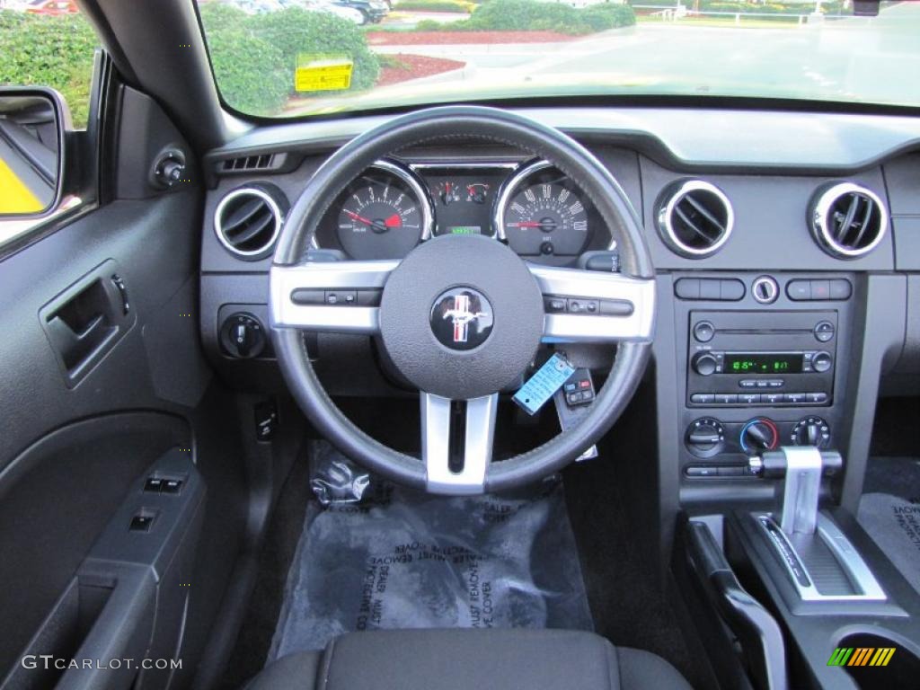 2006 Mustang V6 Deluxe Convertible - Screaming Yellow / Dark Charcoal photo #18