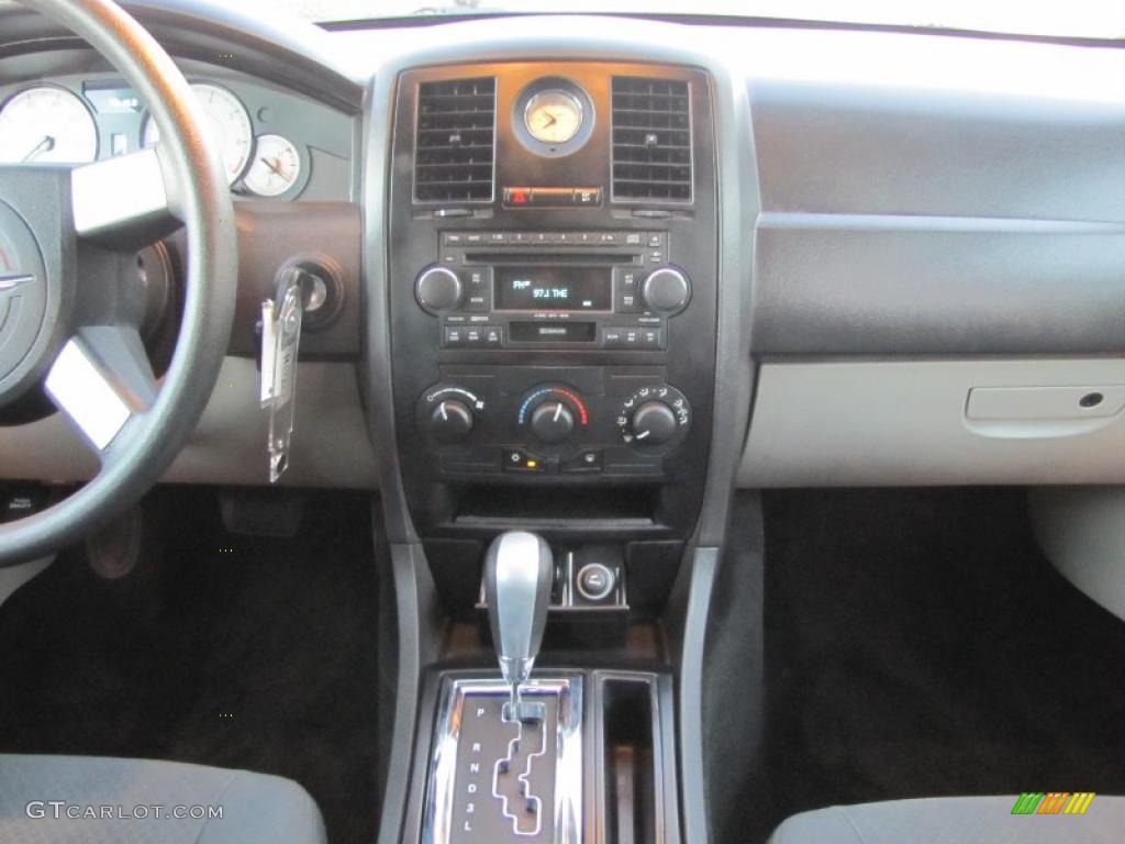 2007 Chrysler 300 Standard 300 Model Controls Photo #38973436