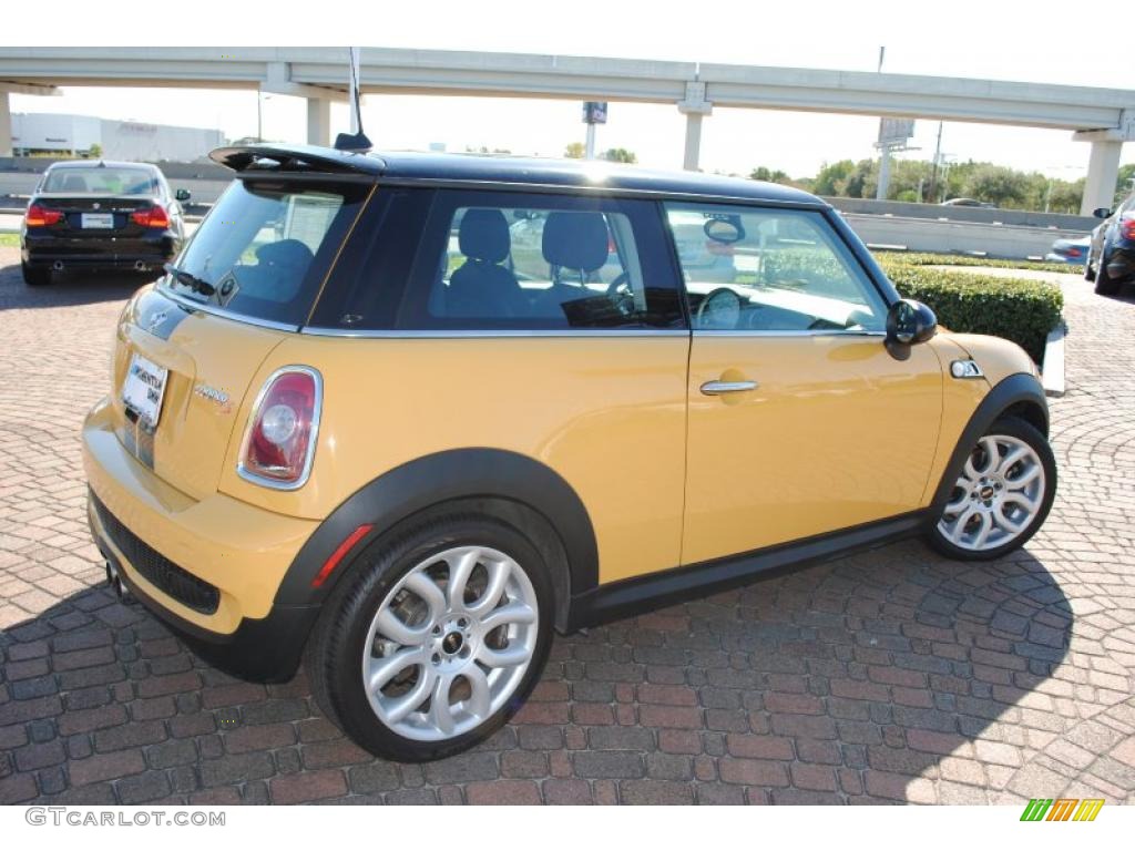 2007 Cooper S Hardtop - Mellow Yellow / Carbon Black/Black photo #5