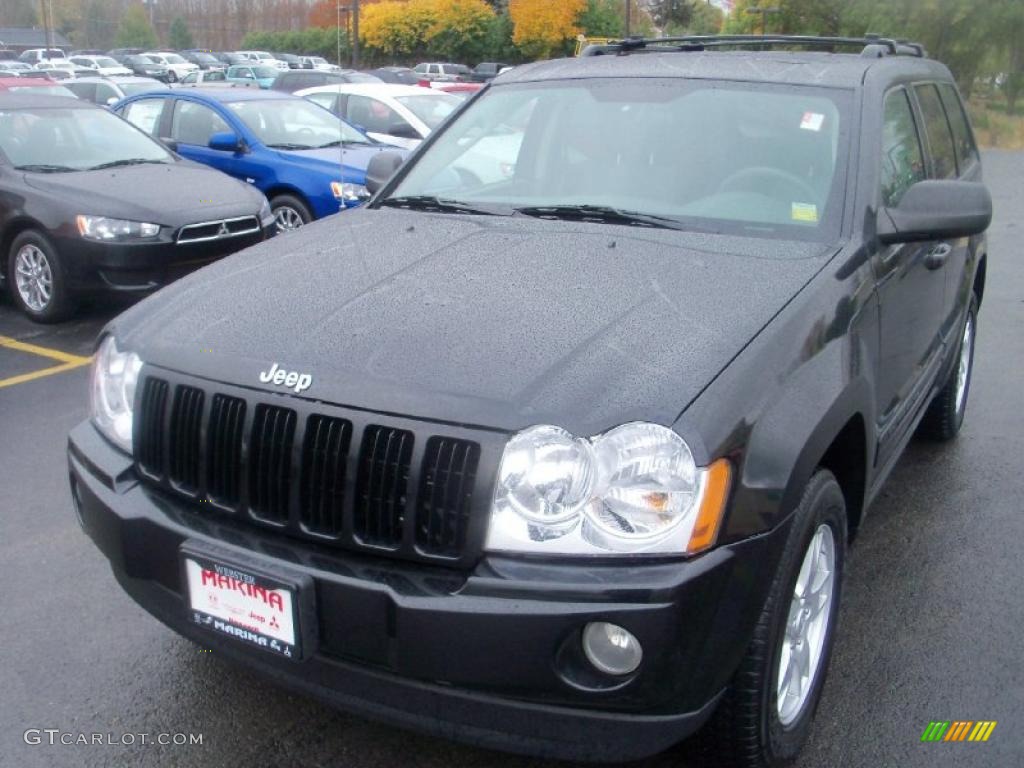 2005 Grand Cherokee Laredo 4x4 - Brilliant Black Crystal Pearl / Medium Slate Gray photo #1