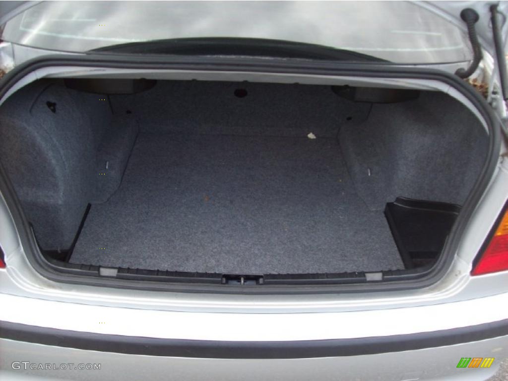 2005 BMW 3 Series 330xi Sedan Trunk Photo #38988217