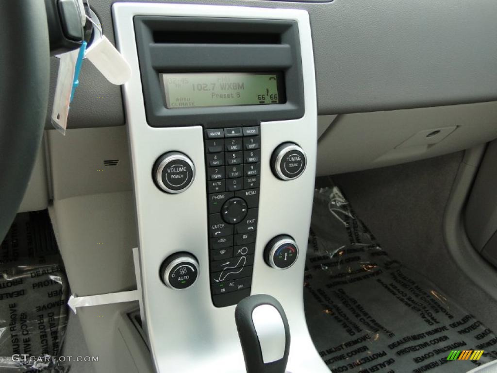 2010 Volvo XC70 T6 AWD Controls Photo #38996310