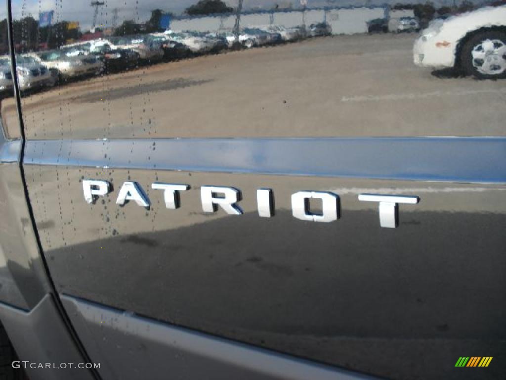 2011 Patriot Latitude - Brilliant Black Crystal Pearl / Dark Slate Gray photo #16