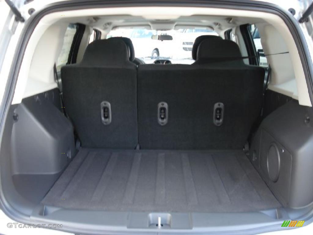 2011 Jeep Patriot Latitude 4x4 Trunk Photo #38997082