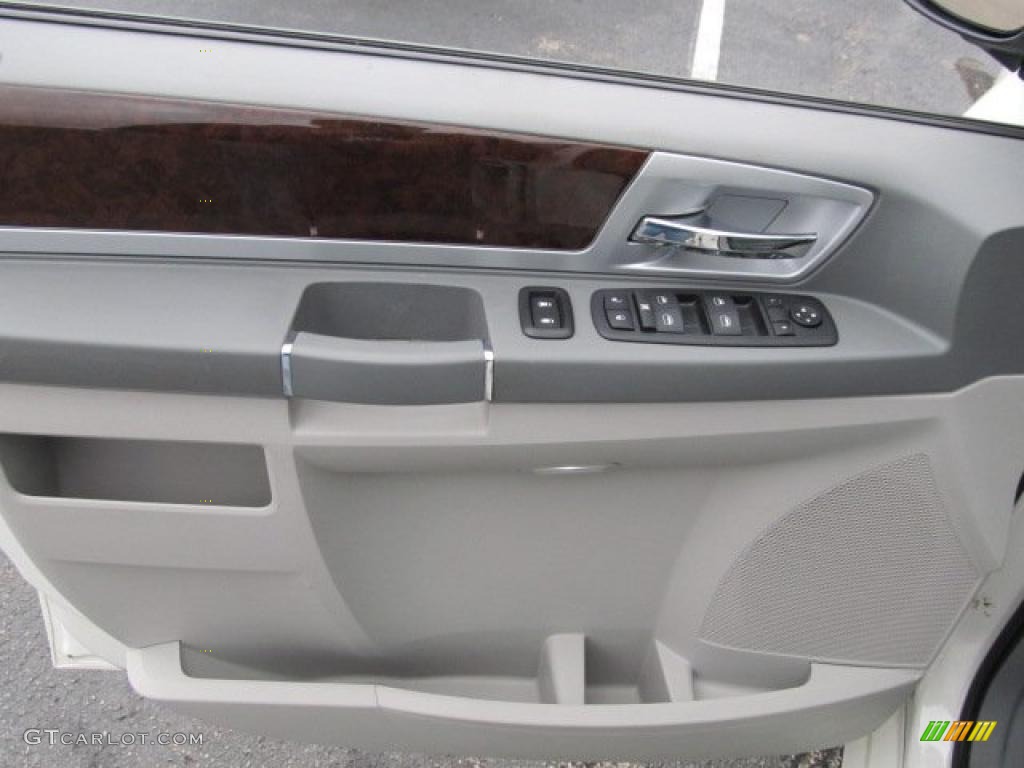 2010 Chrysler Town & Country Touring Medium Slate Gray/Light Shale Door Panel Photo #38999458