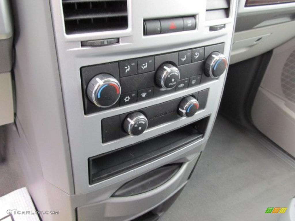 2010 Chrysler Town & Country Touring Controls Photo #38999514