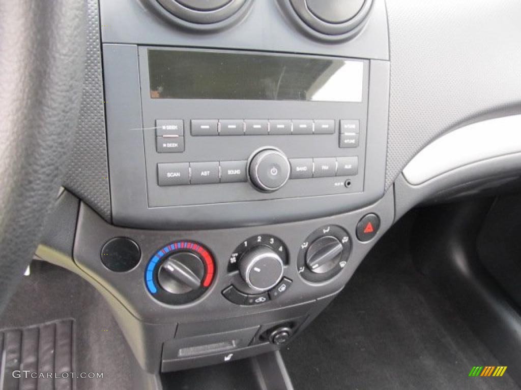 2009 Chevrolet Aveo Aveo5 LS Controls Photo #39000594
