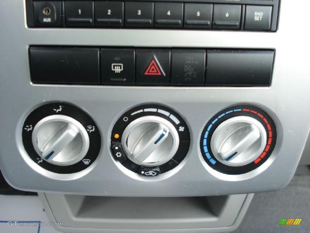 2006 Chrysler PT Cruiser Standard PT Cruiser Model Controls Photo #39000750