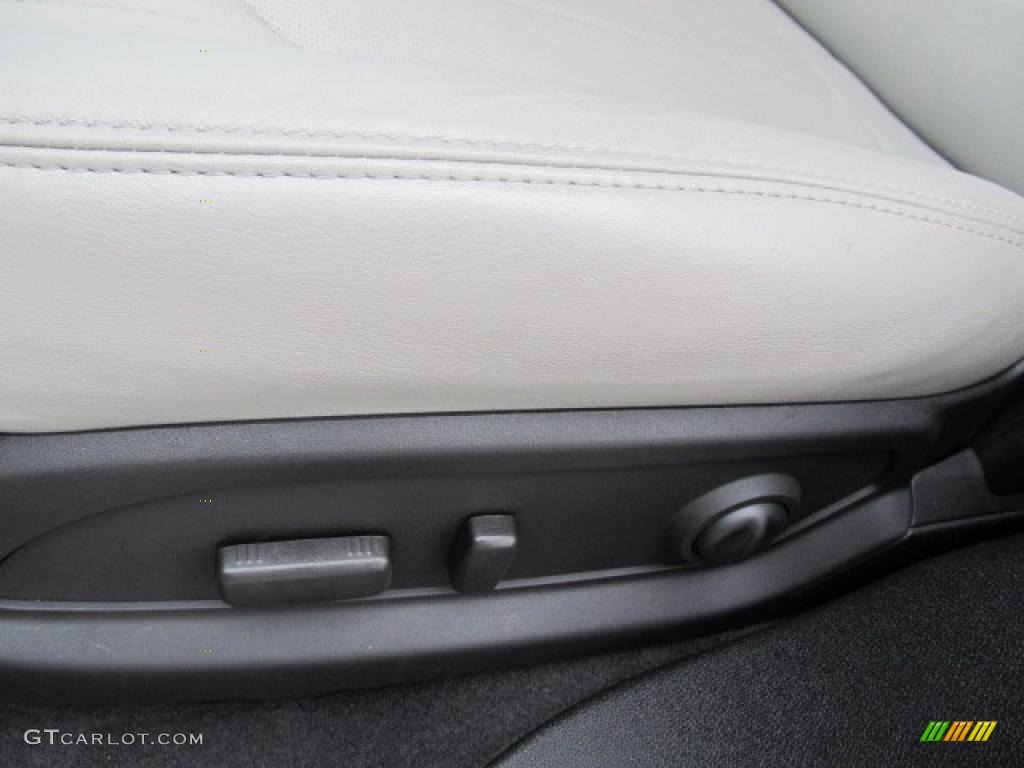 Light Gray/Ebony Interior 2011 Chevrolet Traverse LTZ AWD Photo #39001382