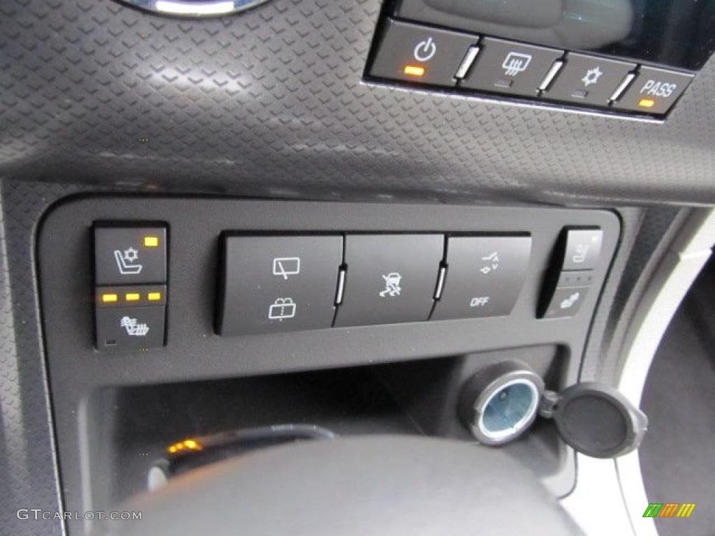 2011 Chevrolet Traverse LTZ AWD Controls Photo #39001394