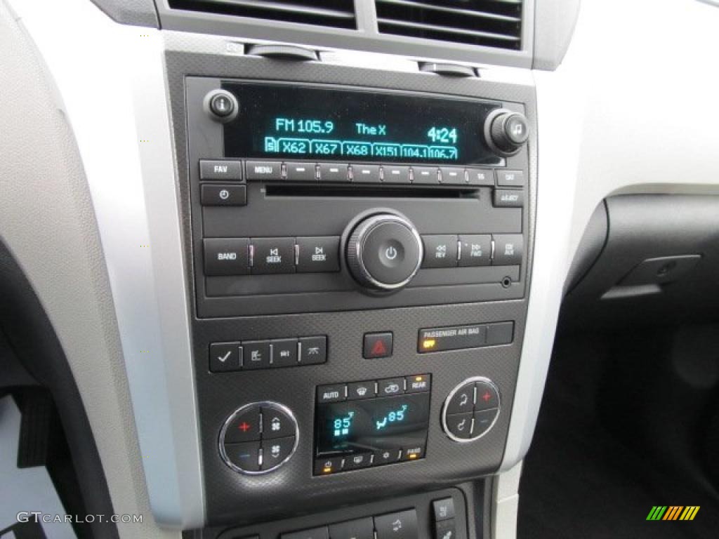 2011 Chevrolet Traverse LTZ AWD Controls Photo #39001398