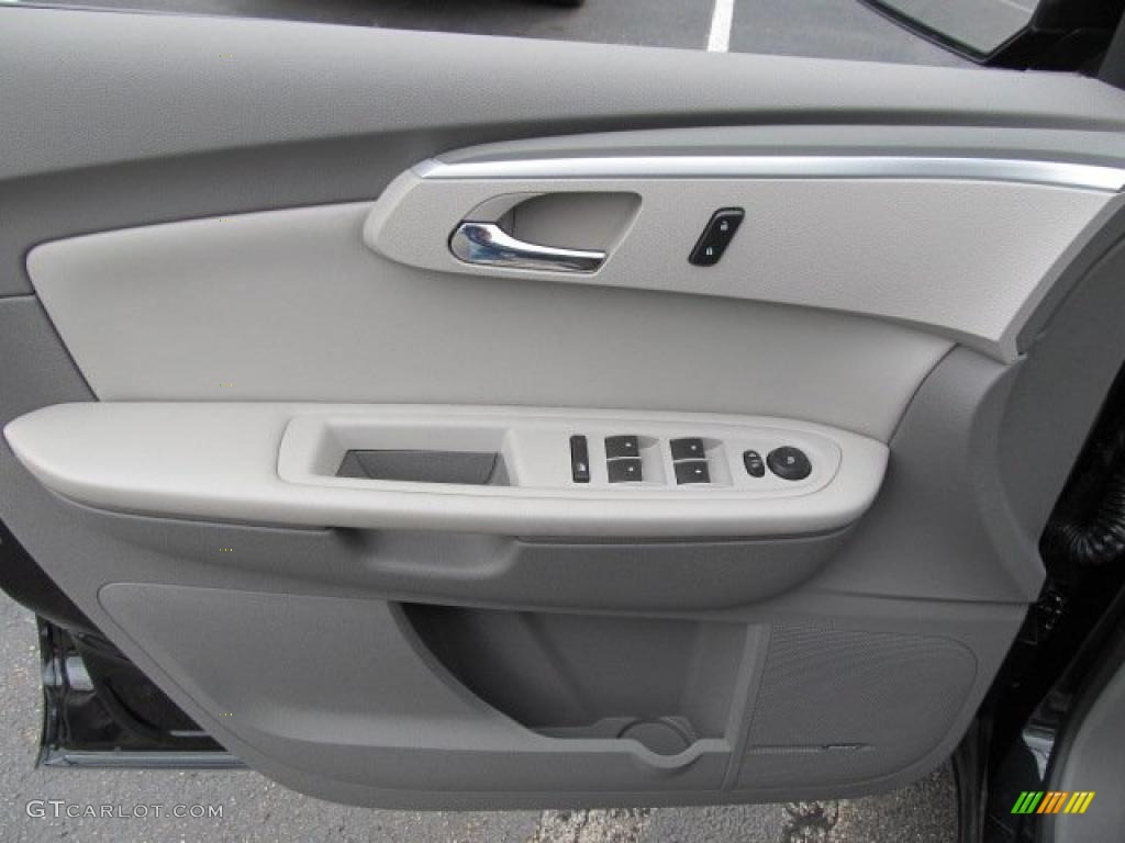 2010 Chevrolet Traverse LT AWD Light Gray Door Panel Photo #39001886