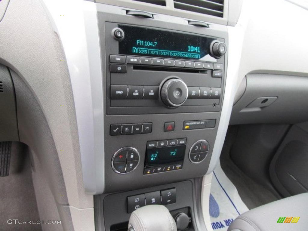 2010 Chevrolet Traverse LT AWD Controls Photo #39001910