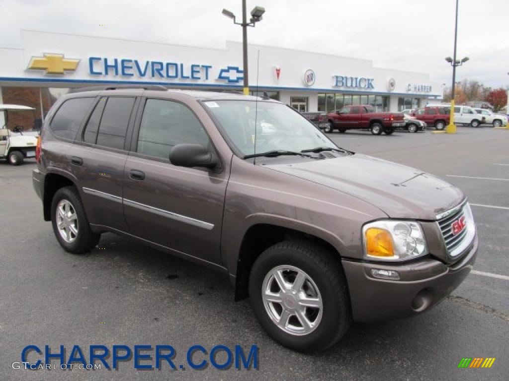 2008 Envoy SLE 4x4 - Medium Brown Metallic / Light Gray photo #1