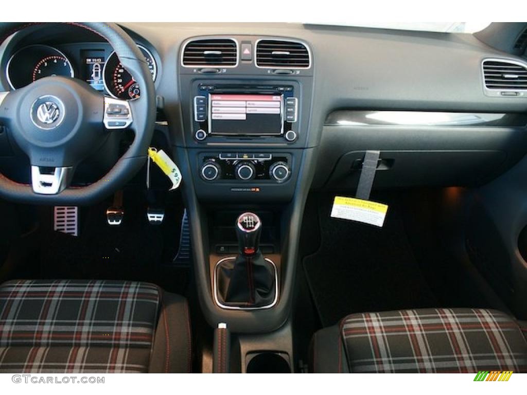 2011 Volkswagen GTI 4 Door Interlagos Plaid Cloth Dashboard Photo #39004666