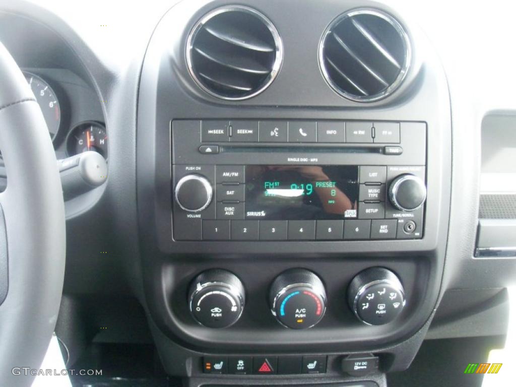 2011 Jeep Patriot Latitude Controls Photo #39007443