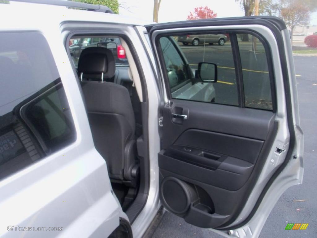 2011 Jeep Patriot Latitude Dark Slate Gray Door Panel Photo #39007707