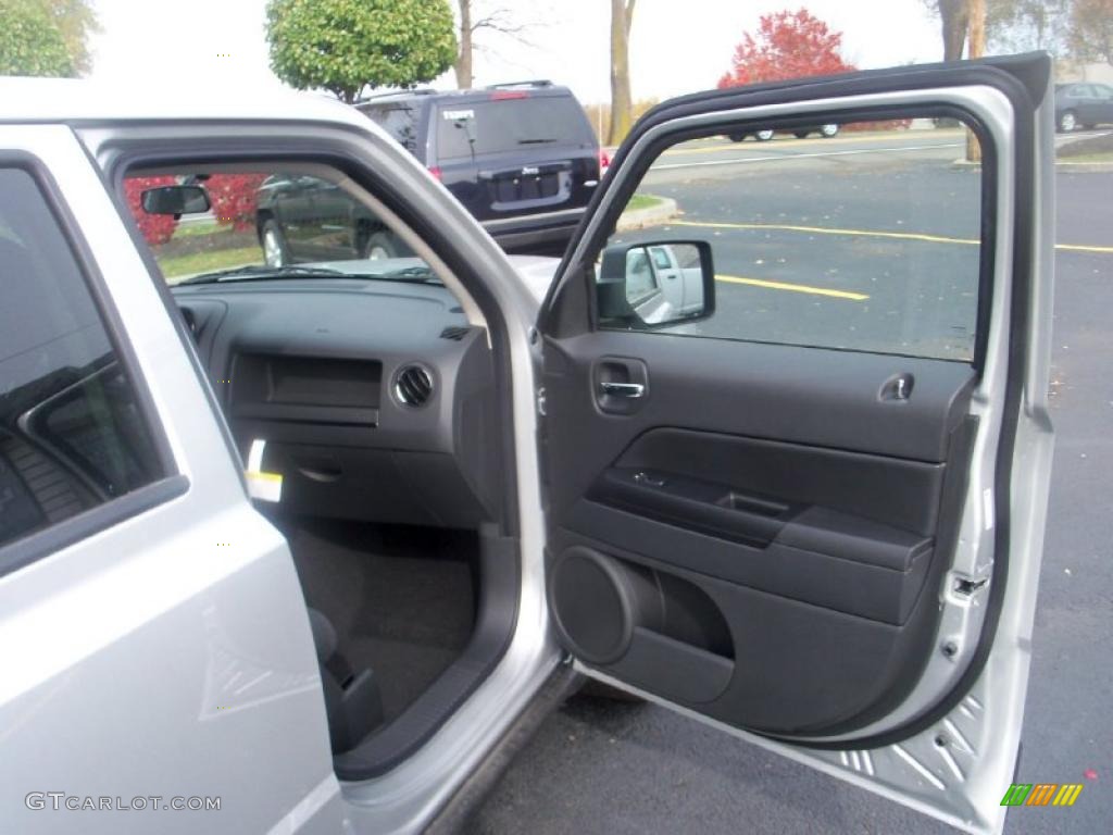 2011 Jeep Patriot Latitude Dark Slate Gray Door Panel Photo #39007743