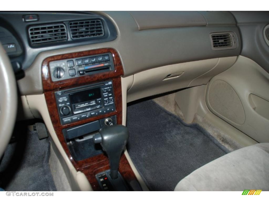 1998 Altima GXE - Cloud White / Tan photo #12
