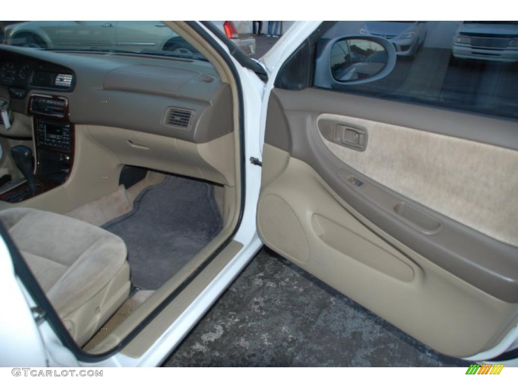 1998 Altima GXE - Cloud White / Tan photo #16