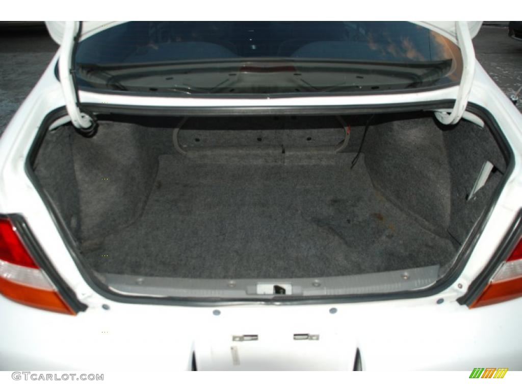 1998 Nissan Altima GXE Trunk Photos