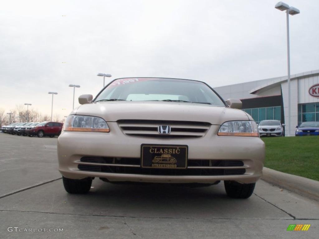 2002 Accord LX Sedan - Naples Gold Metallic / Ivory photo #2