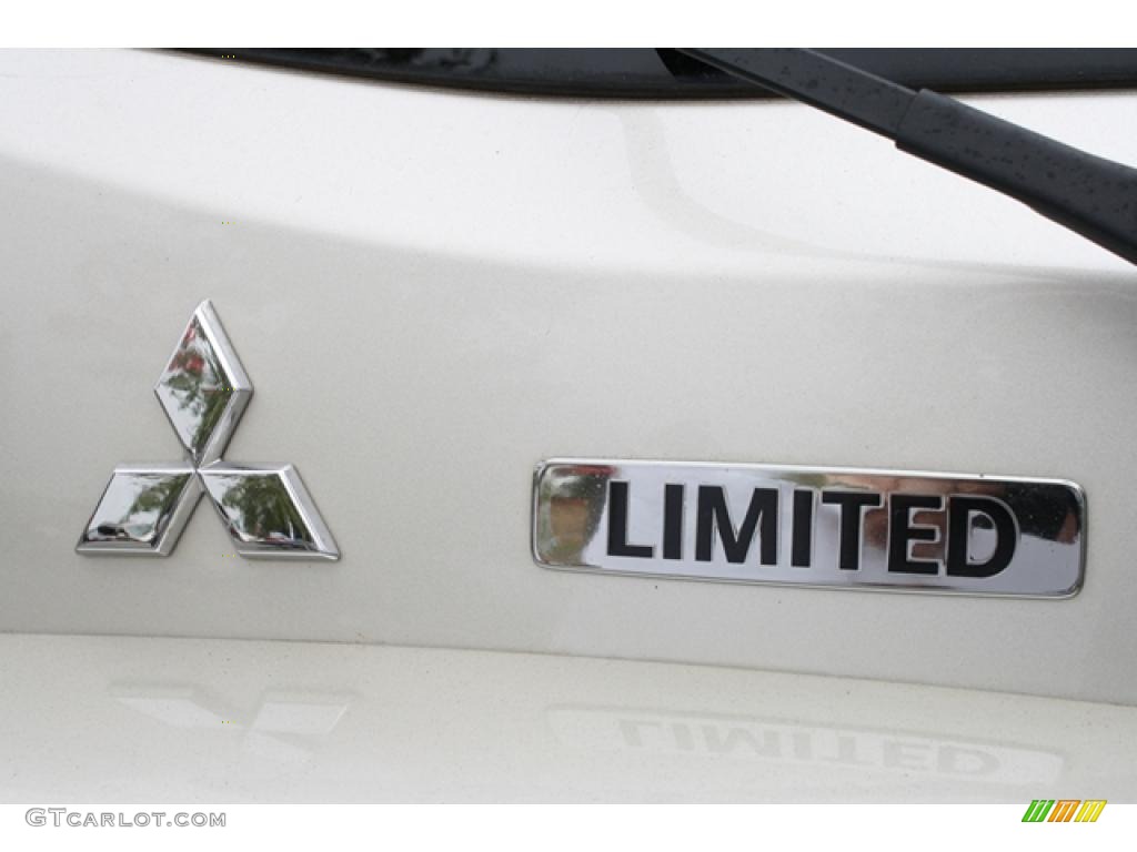 2005 Mitsubishi Montero Limited 4x4 Marks and Logos Photos