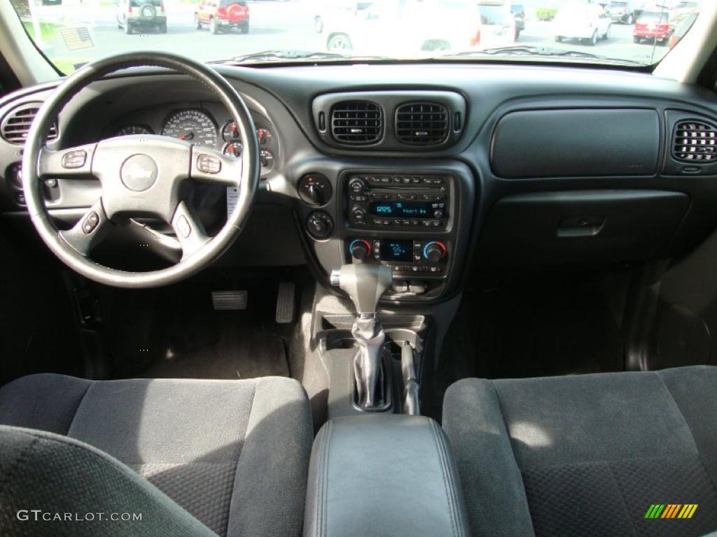 2007 Chevrolet TrailBlazer LT 4x4 Ebony Dashboard Photo #39020867