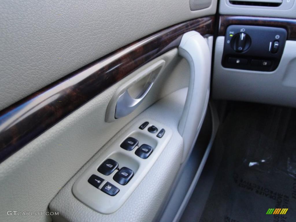 2004 Volvo S80 2.9 Controls Photo #39024267