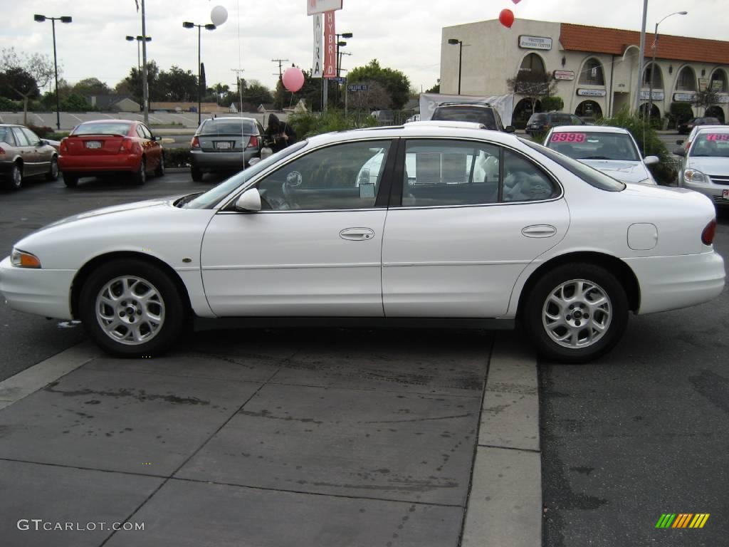 2000 Intrigue GLS - Arctic White / Dark Gray photo #3