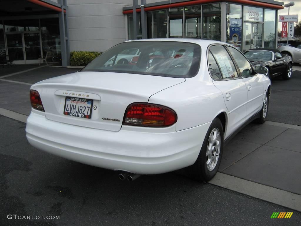 2000 Intrigue GLS - Arctic White / Dark Gray photo #6