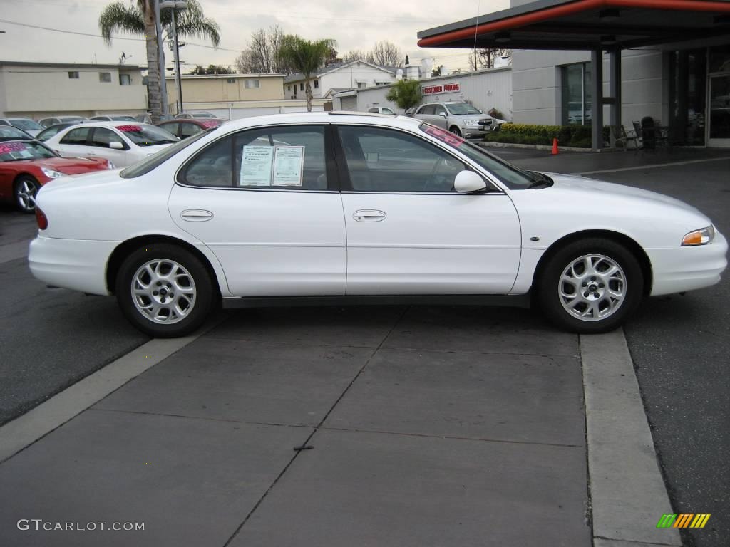 2000 Intrigue GLS - Arctic White / Dark Gray photo #7